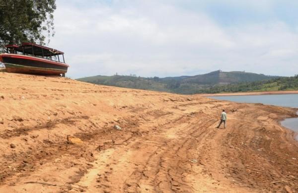 Represa Atibainha quase seca e com barco na areia, em imagem do m&ecirc;s passado (Dominique Torquato/7out2014/AAN)