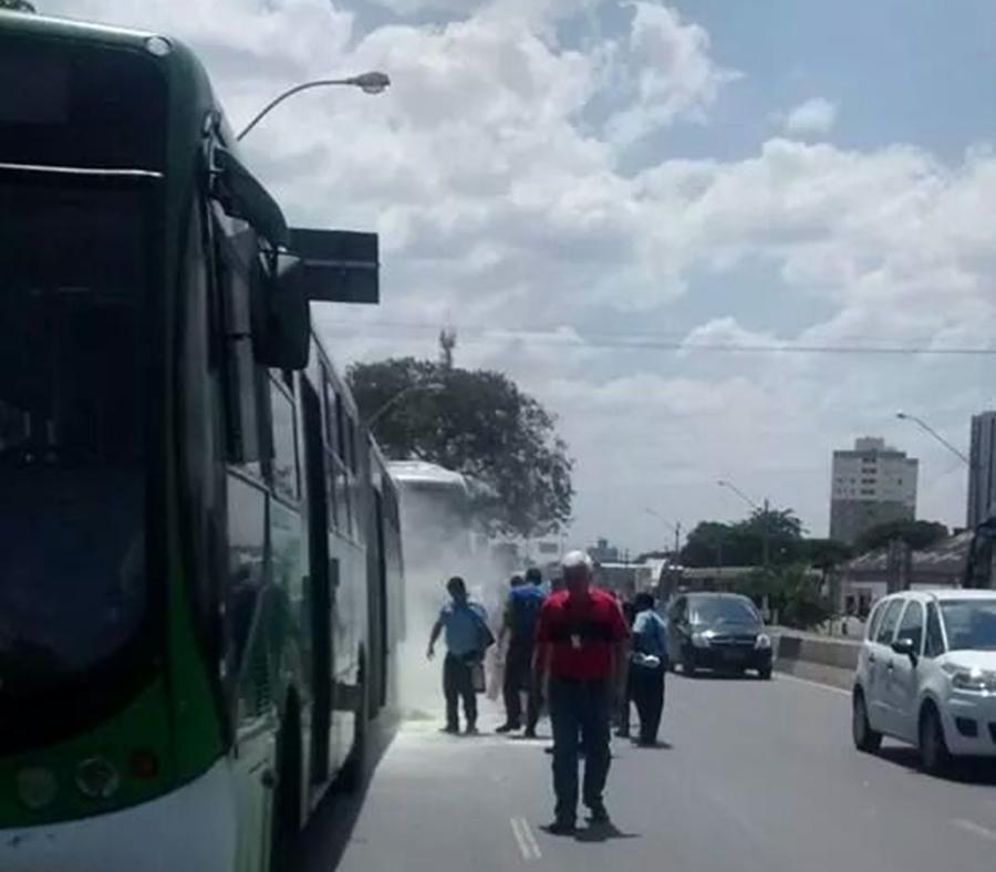 &ocirc;nibus, princ&iacute;pio, inc&ecirc;ndio, Avenida Lix da Cunha (Foto do leitor)