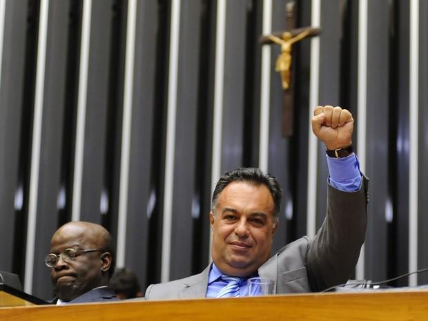 Vice-presidente da C&acirc;mara, deputado Andr&eacute; Vargas (PT-PR), provoca Barbosa com gesto de mensaleiros em 2014 (Gustavo Lima/Ag.C&acirc;mara)