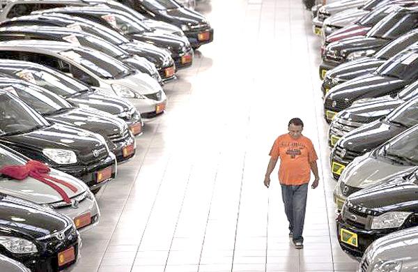 Produ&ccedil;&atilde;o de ve&iacute;culos recua 17,4% no ano, diz Anfavea (Agência Brasil)