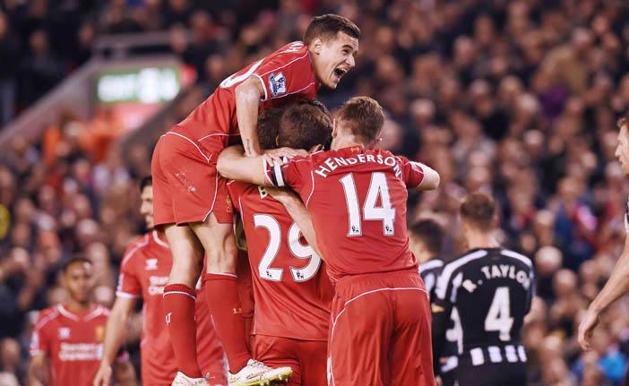 Jogadores do Liverpool comemoram no Anfield Road (France Press)