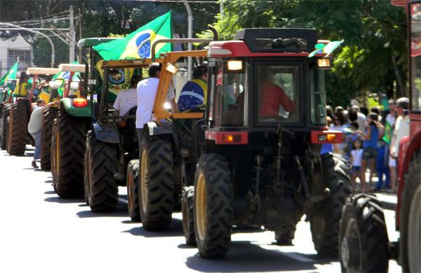 Em Franca, cerca de 3 mil manifestantes se encontraram na pra&ccedil;a central e tiveram o apoio de agricultores que levaram muitos tratores para o ato (Renê Moreira/ Especial para AAN)