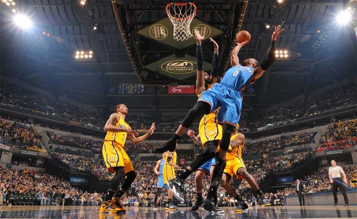 Westbrook, do Thunder, durante arremesso em jogo da equipe na NBA (France Press)