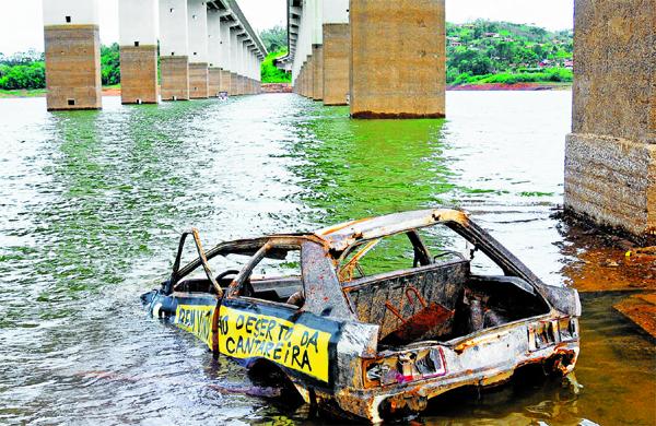 Carca&ccedil;a de ve&iacute;culo que reapareceu com a seca que assolou reservat&oacute;rio de &aacute;gua do Sistema Cantareira na cidade de Nazar&eacute; Paulista: n&iacute;vel subiu, mas situa&ccedil;&atilde;o ainda &eacute; preocupante ( Leandro Ferreira/ AAN)