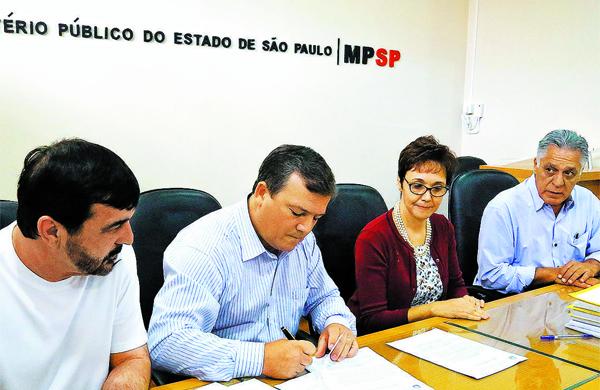 Pedro Mello, Claudio Fernandes, Maria Christina de Freitas e Gabriel Ferrato durante assinatura do TAC (Cristiano Diehi Neto/ Gazeta de Piracicaba)