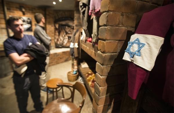 Homem jaqueta com a Estrela de Davi em museu que recorda o holocausto (France Press)