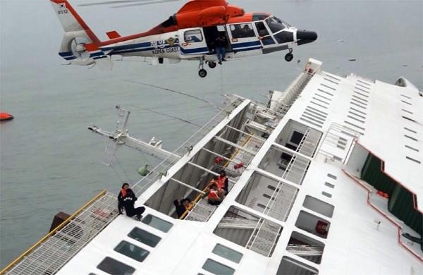 H&aacute; um ano o ferry Sewol naufrag&aacute;va na Coreia do Sul (France PRess)