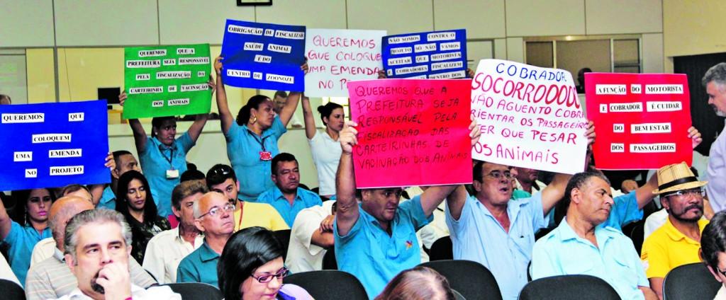 Manifestantes levaram cartazes para protestar na semana passada contra lei que permitir&aacute; o transporte de animais dom&eacute;sticos de pequeno porte dentro dos &ocirc;nibus municipais (Câmara de Americana)