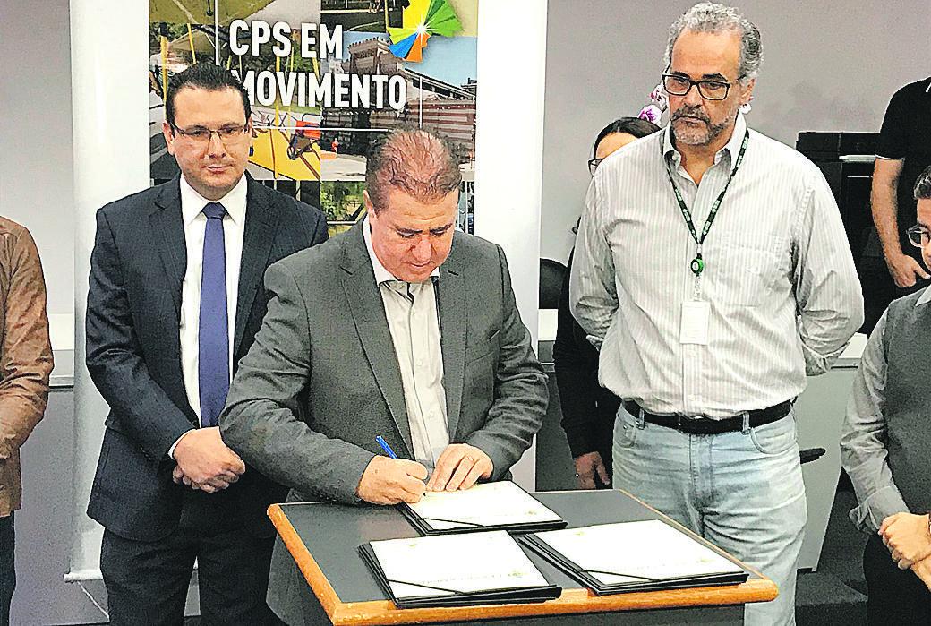 O prefeito Jonas Donizette durante a assinatura do termo que autoriza o início das obras na Ceasa (Henrique Hein/AAN)
