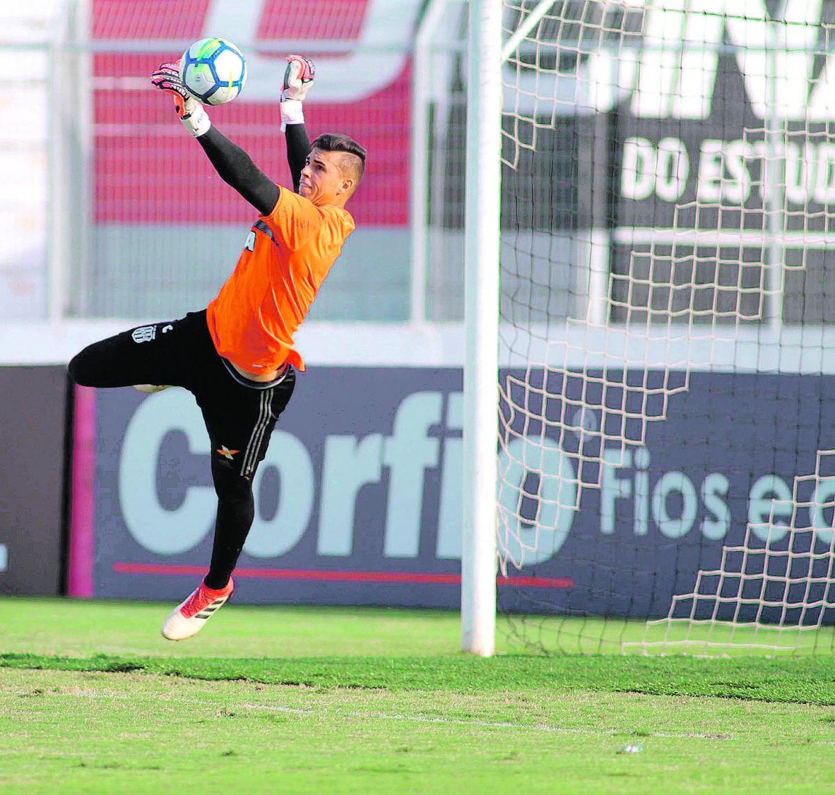 O goleiro Ivan está escalado para enfrentar o Náutico: vantagem da Ponte é enorme e time está perto da vaga nas oitavas de final da Copa do Brasil (Estadão Conteúdo)