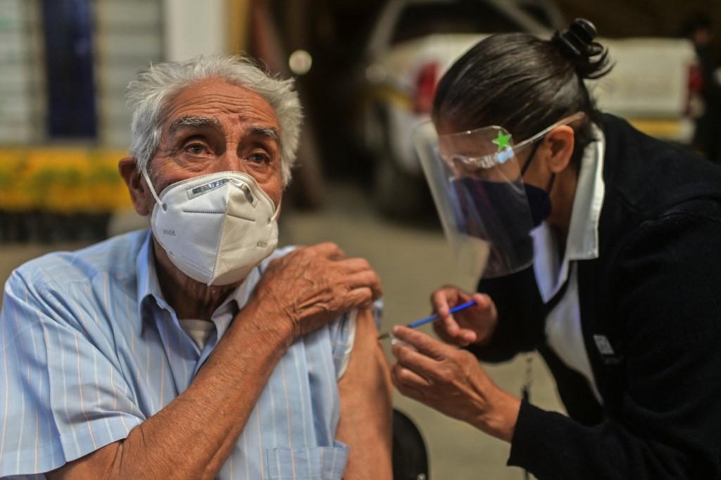 Homem idoso recebe vacina no México (AFP)