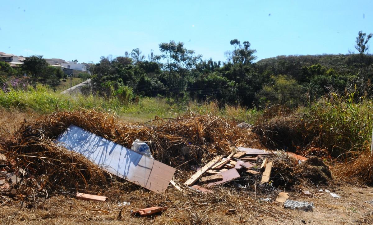 O acúmulo de entulho gera pragas urbanas, como ratos ou focos de dengue, problemas que afetam a saúde pública, alerta Ernesto Dimas Paulella, secretário de Serviços Públicos, mas muita gente se esquece disso (Matheus Pereira/Especial para a AAN)
