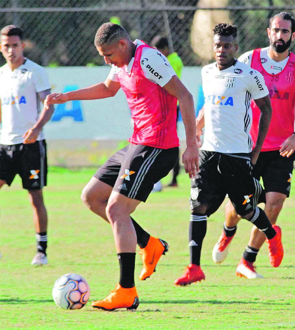 O atacante Felippe Cardoso, que não joga desde o dia 19 de maio, na derrota por 3 a 1 diante do Atlético-GO, voltou aos treinos com bola (Denny Cesare/EC)