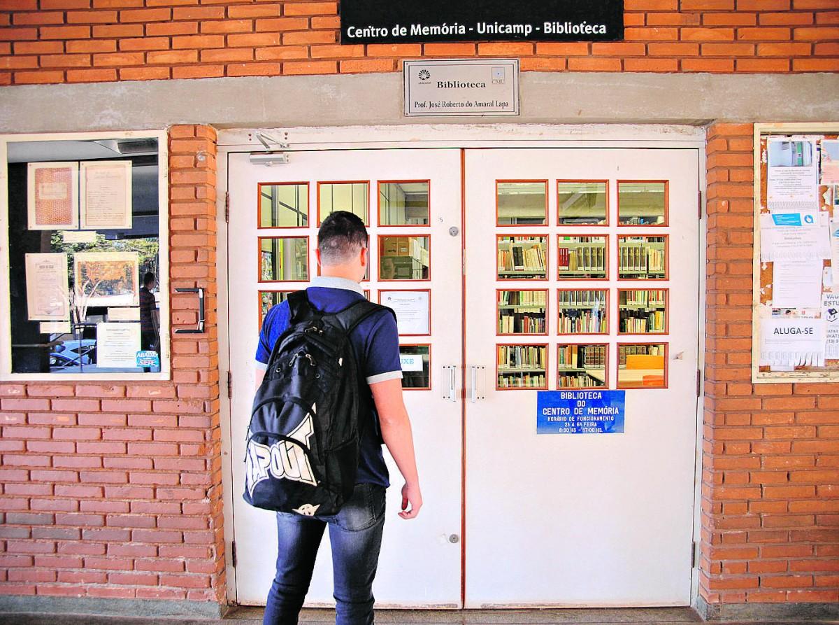 Estudante lê comunidado afixado pela direção do CMU informando sobre o fechamento da unidade: universidade busca uma solução alternativa (Leandro Torres)