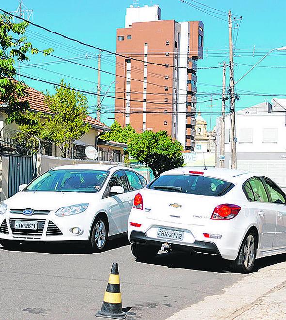 Ruas ficam estreitas por permitirem estacionamento nos dois lados (Leandro Torres/AAN)