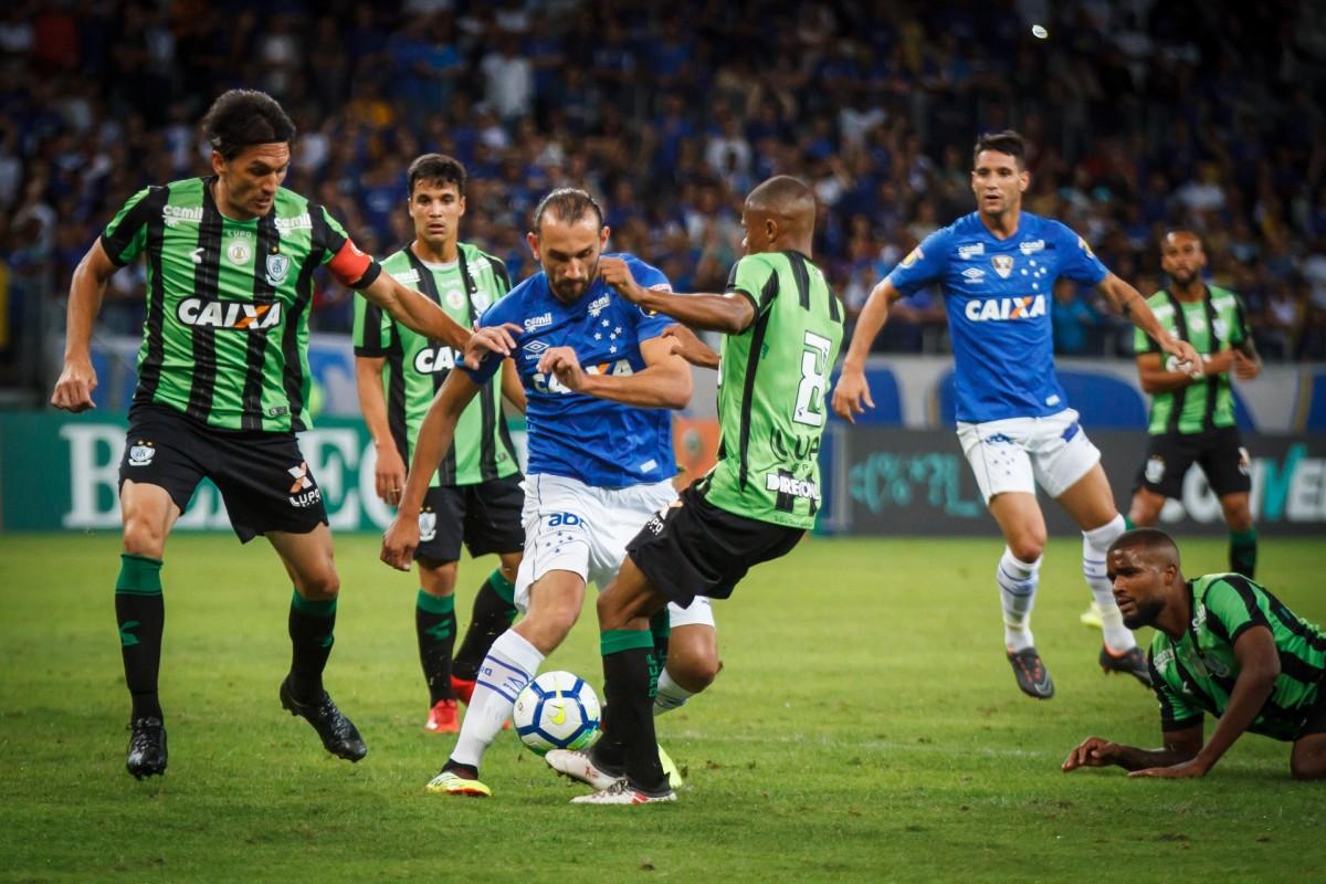 No clássico mineiro, o Cruzeiro levou a melhor e venceu de virada ( )