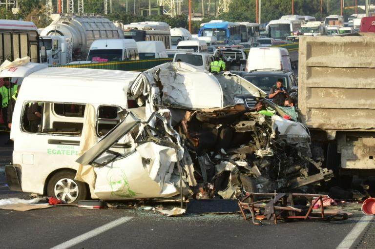 Imagem da cena do acidente depois que um veículo de transporte de passageiros bateu em um caminhão na estrada que liga a Cidade do México com o estado de Pachuca (AFP)