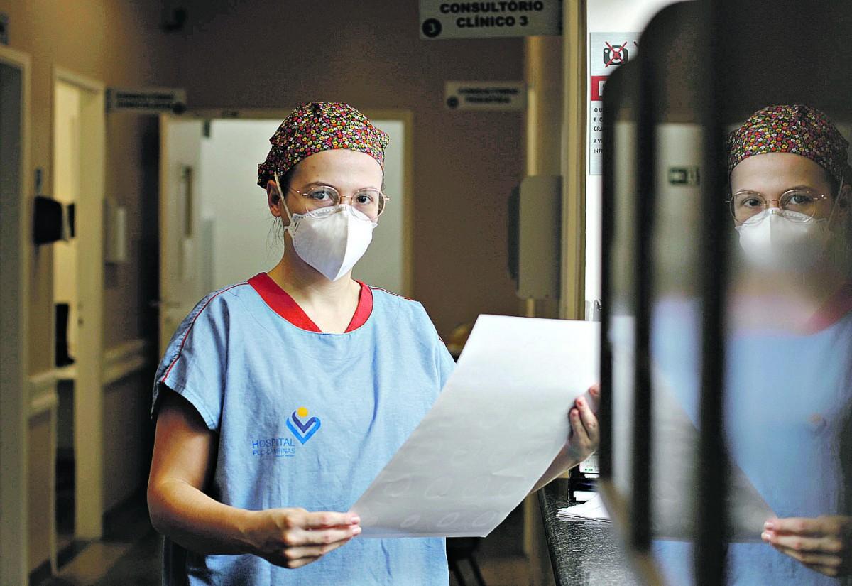 A enfermeira Gabriela Bettoni que trabalha na unidade de terapia intensiva adulta do hospital da PUC-Campinas: heróis da pandemia (Ricardo Lima/ Correio Popular)