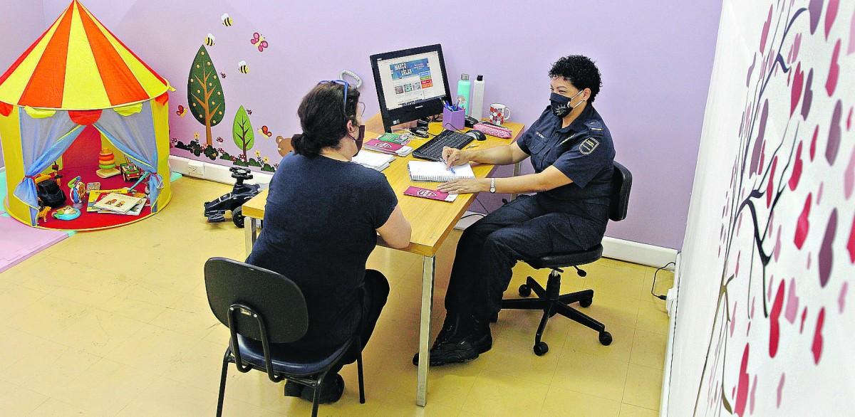 Sala Lilás criada pela Guarda Municipal de Campinas para o atendimento a mulheres vítimas de violência: acolhimento em momento de medo e dor (Ricardo Lima/ Correio Popular)