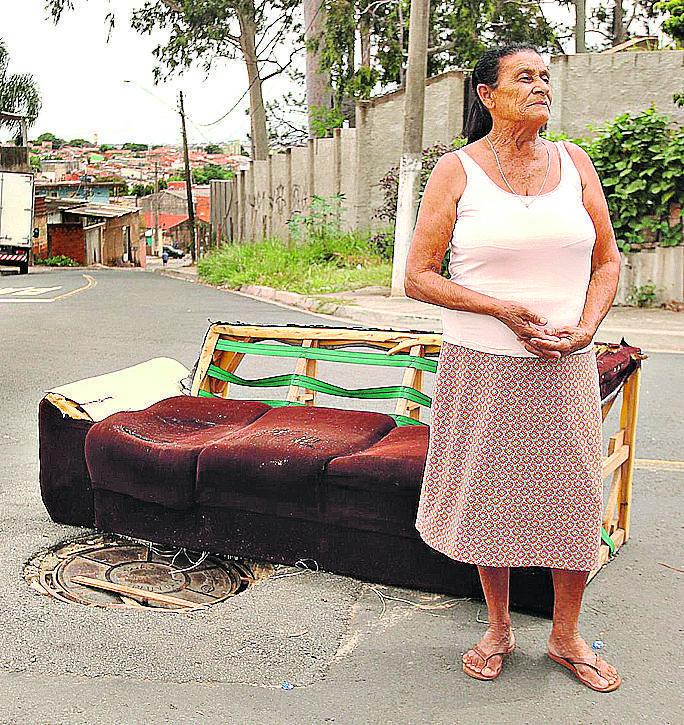 Para sinalizar buraco junto a bueiro, moradora usou a carcaça de um sofá (Kamá Ribeiro/ Correio Popular)