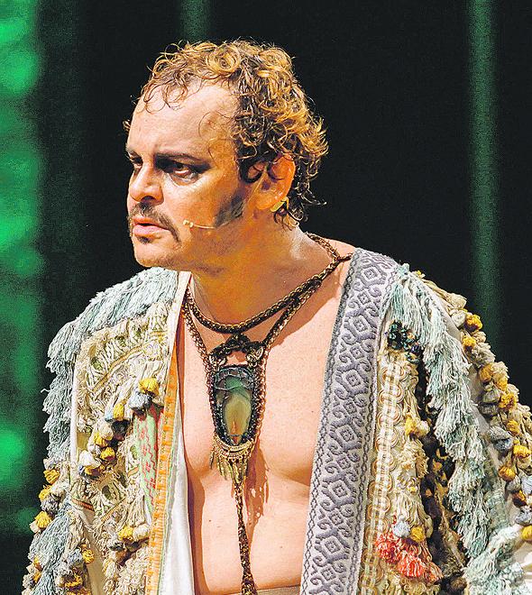 O ator Matheus Nachtergaele interpreta o dramaturgo Molière em musical (Divulgação)