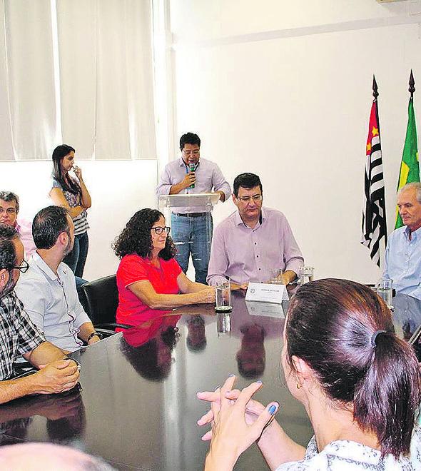 A assinatura do convênio contou com a presença de secretários de governo, assessores e vereadores (Divulgação)