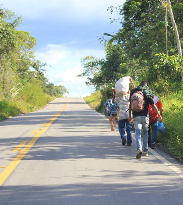 Venezuelanos andam por 5 dias na estrada (Divulgação)