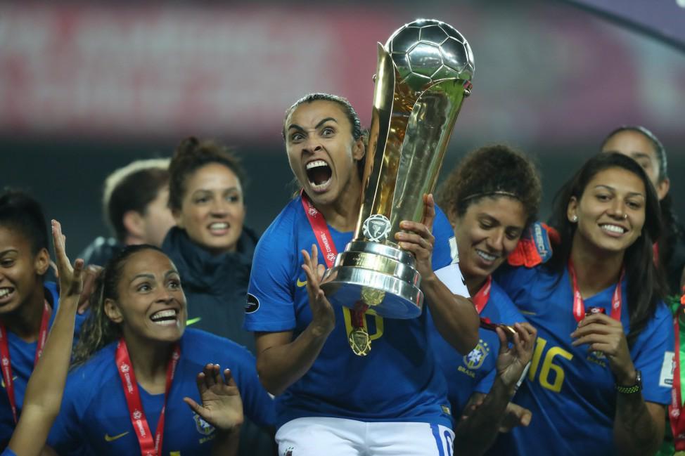 Marta levantando a taça de campeã da Copa América 2018 (Divulgação)
