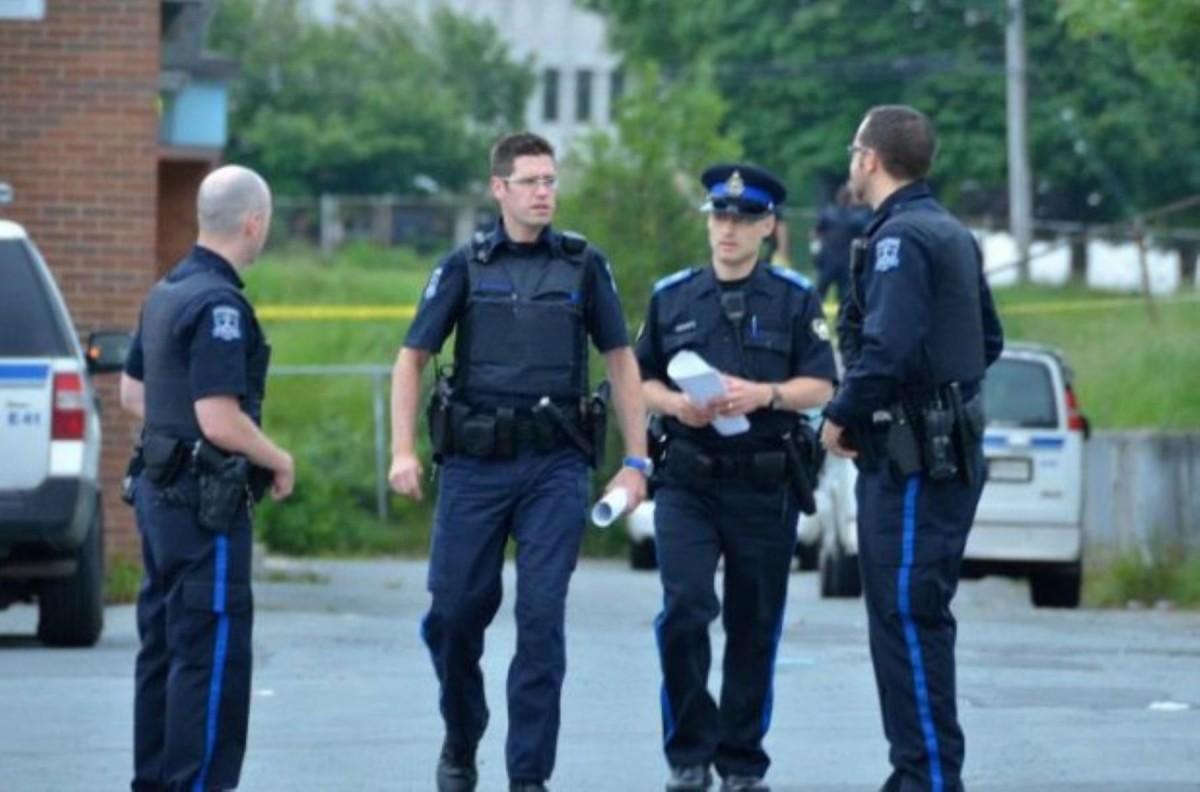 Uma "van branca" avançou contra transeuntes na rua Young, na transversal com a avenida Finch, no limite norte do centro de Toronto, anunciou a polícia. (Divulgação)