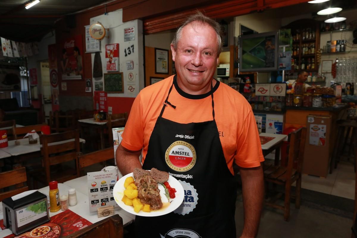 Valmir, proprietário do Rei do Joelho (Leandro Ferreira/ AAN)