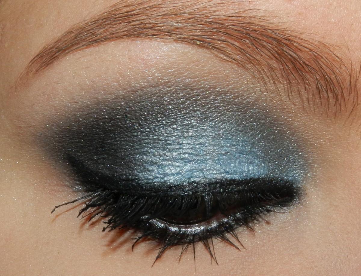 Do azul pastel mate, que dá ao visual um perfume anos 1960, ao oitentista azul royal com glitter, tem para todos os gostos. (Divulgação)