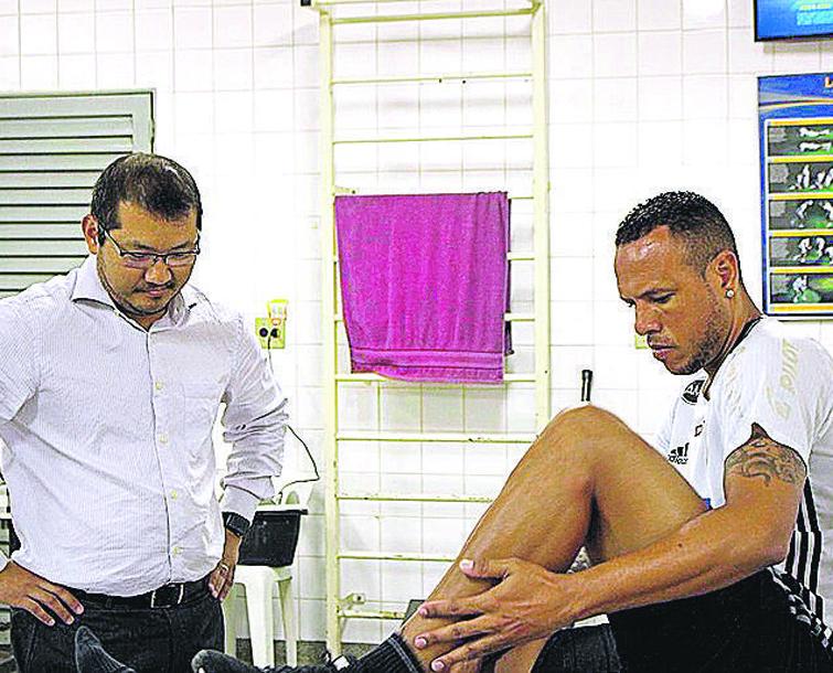 Luis Fabiano recebe acompanhamento do departamento médico (Ponte Press)