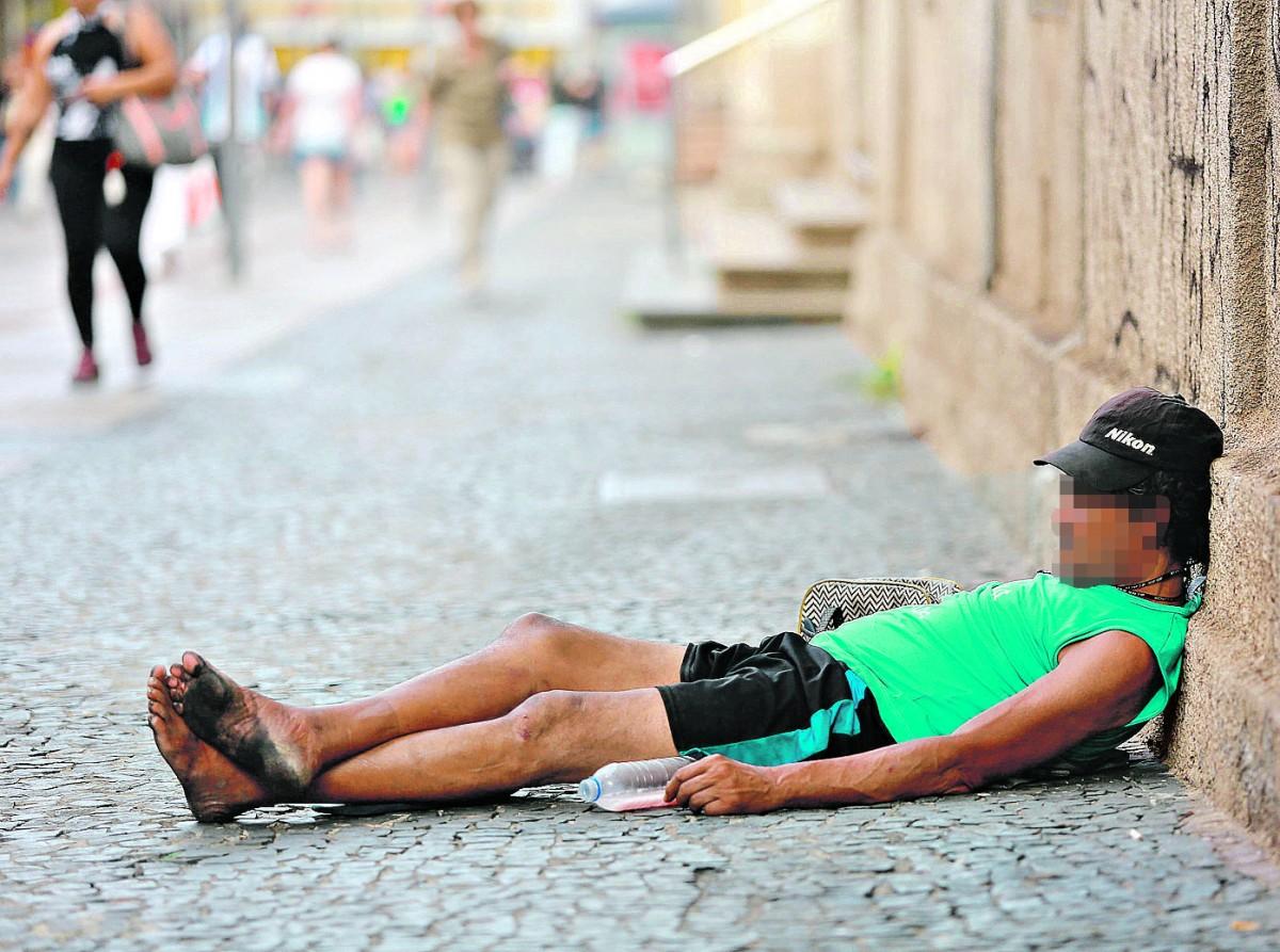 Morador de rua dorme na lateral da Catedral Metropolitana em meio à passagem de pedestres no calçadão da Rua 13 de Maio, em Campinas (Leandro Ferreira/AAN)