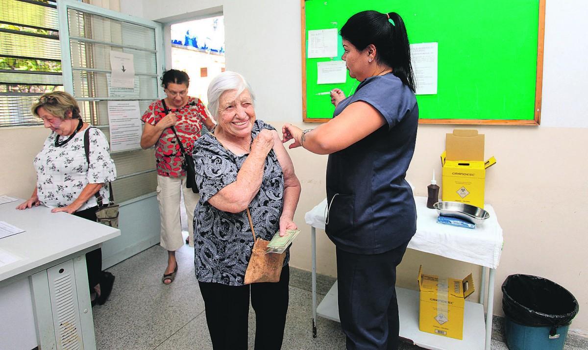 Bem-humorada, Olívia Macedo Guaraldo, de 89 anos, é vacinada no CS da Vila Ipê: "Posso morrer de muita coisa, mas de gripe não quero" (Leandro Torres/AAN)