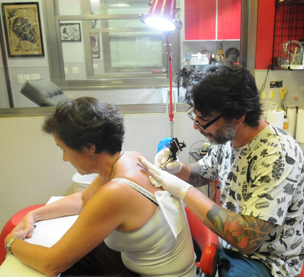 "Riscar" o corpo deixa cada vez mais de ser alvo de preconceito e atualmente encontra apreciadores de todas as faixas etárias (Dominique Torquato/AAN)
