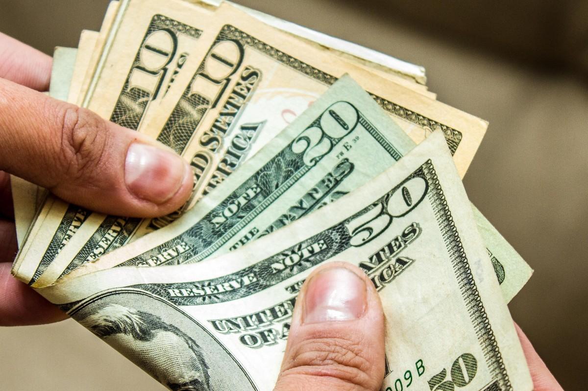 Na máxima do dia, o dólar chegou a atingir R$ 3,4537, mas fechou a R$ 3,4497, com alta de + 1,19%. (Divulgação)