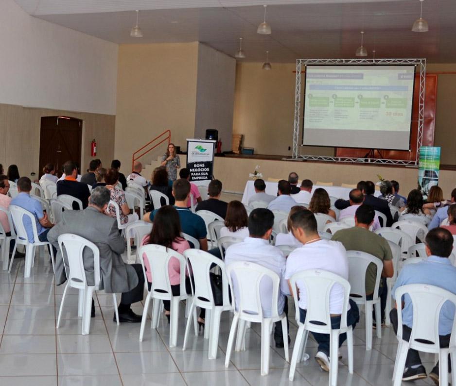 Consultores da instituição irão orientar gratuitamente quanto a pesquisa, entendimento e acesso do financiamento ideal (Divulgação)