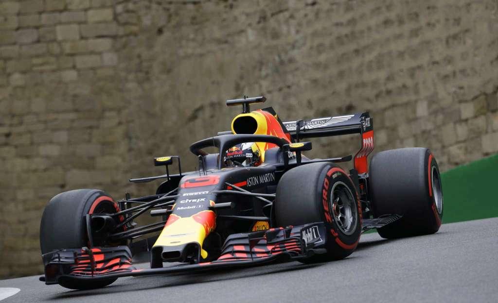 Ricciardo liderou segundo treino livre e terminou o dia na frente em Baku (AFP)