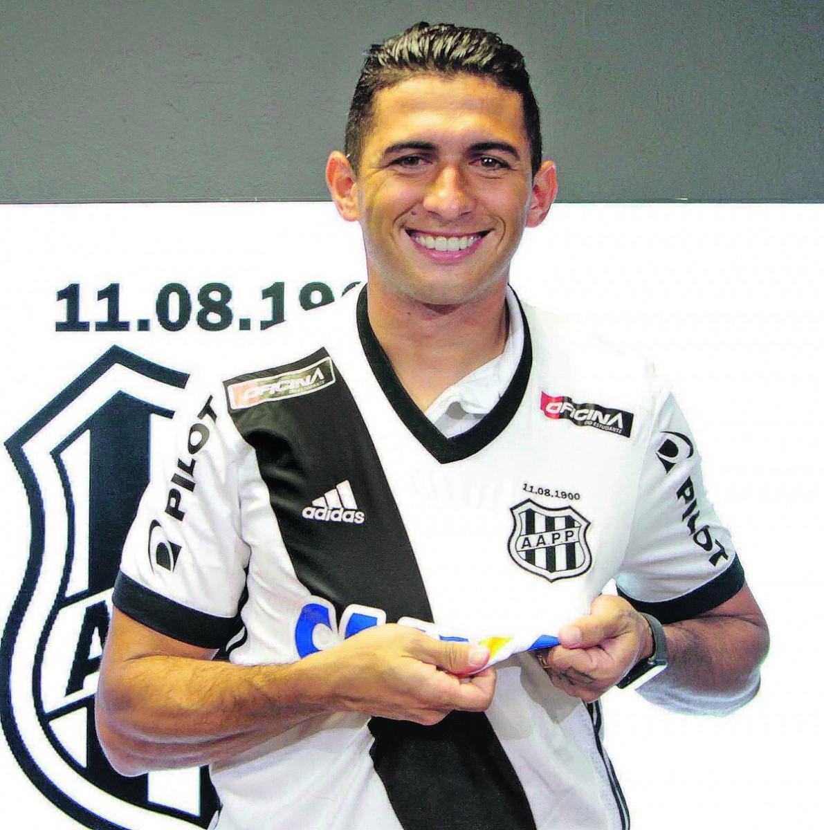 Querido pela torcida da Ponte Preta, o meia e lateral Danilo Barcelos está satisfeito por retornar ao clube que defendeu na temporada passada (Estadão Conteúdo)