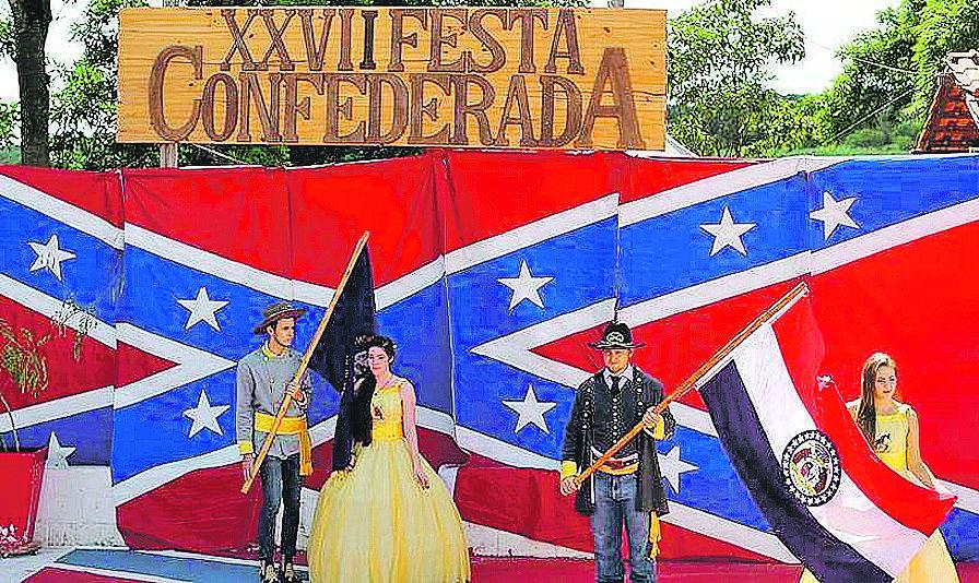 Valendo-se de um cenário quase cinematográfico, participantes da cerimônia reverenciam a luta de antepassados (Cedoc/RAC)