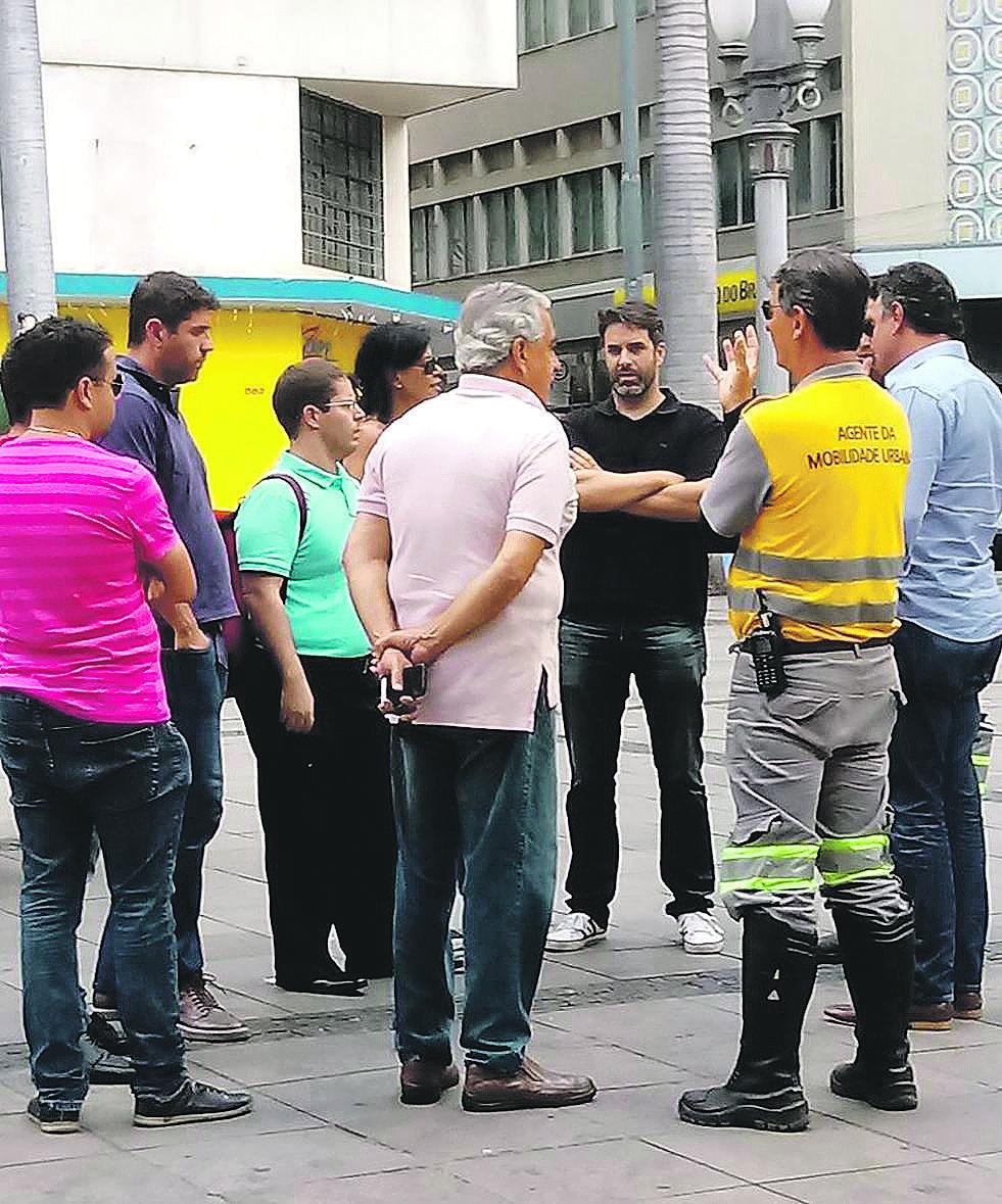 Nelson Hossri (de camisa preta) conversa com agente da Emdec e outras pessoas diante da Catedral Metropolitana (Divulgação)