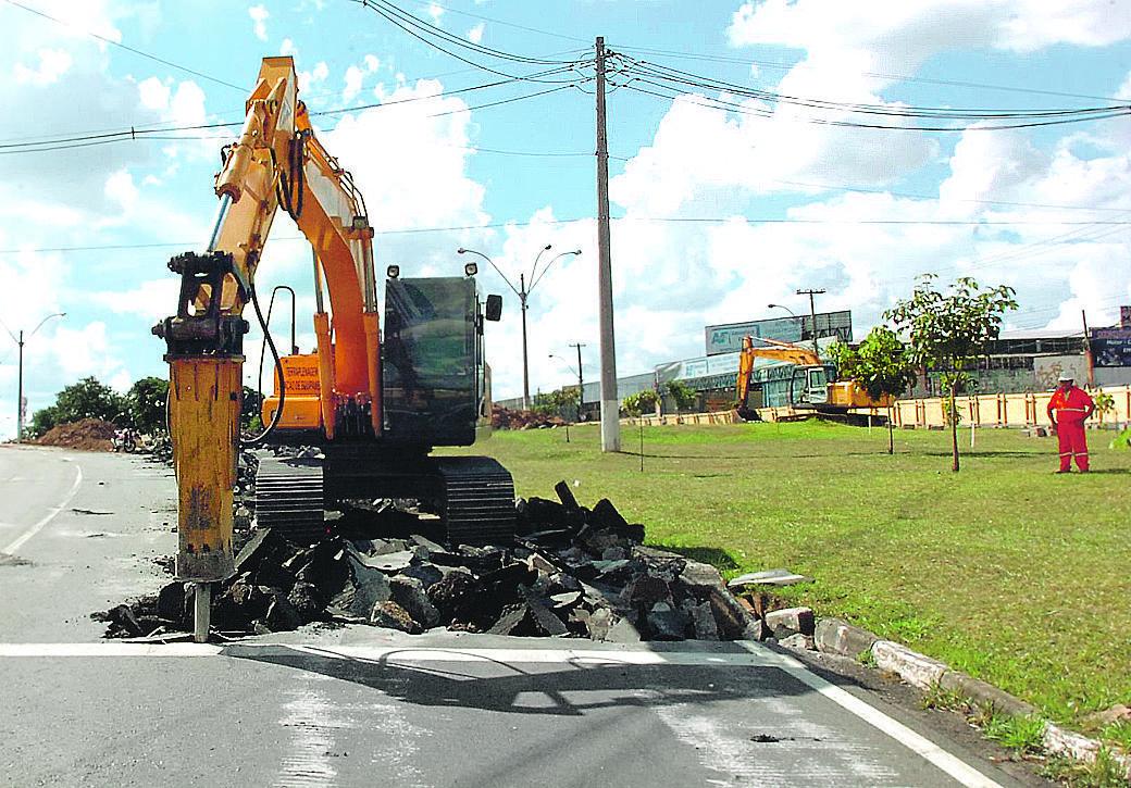 Máquina retira massa asfáltica de trecho da Avenida Ruy Rodriguez para a implantação do Corredor BRT (Leandro Ferreira/AAN)