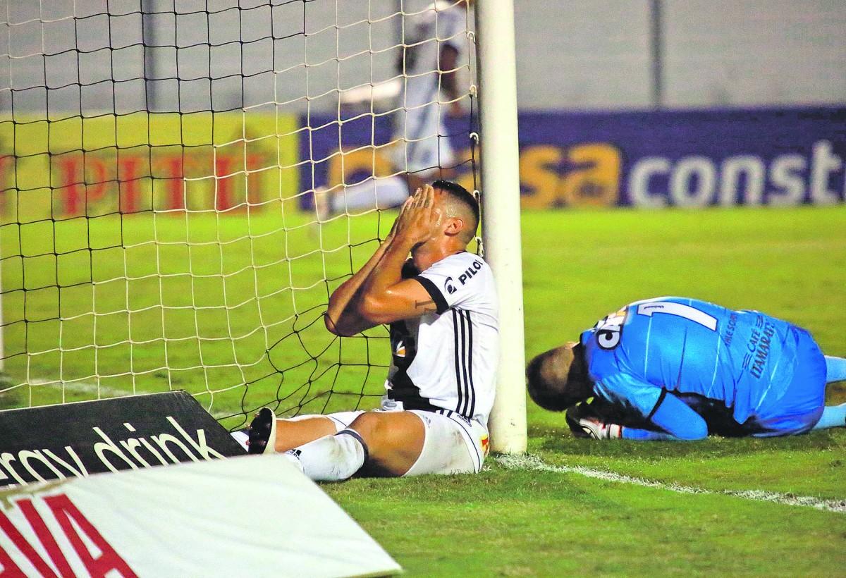 O meia Danilo Barcelos, que fez a reestreia com a camisa da Ponte ontem, lamenta gol desperdiçado aos 6 do segundo tempo: Macaca volta a campo pela Série B, sábado que vem, no dérbi (Leandro Ferreira/AAN)