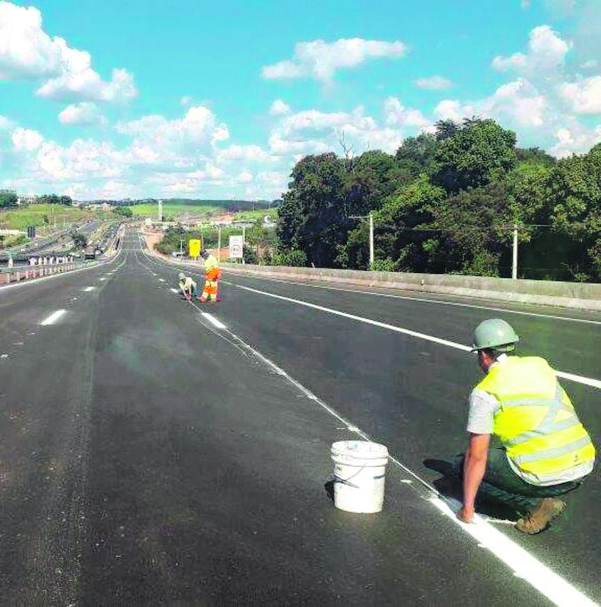 Trabalhadores fazem a sinaliza&ccedil;&atilde;o visual da pista marginal da rodovia para a entrega do novo trecho (Divulga&ccedil;&atilde;o)