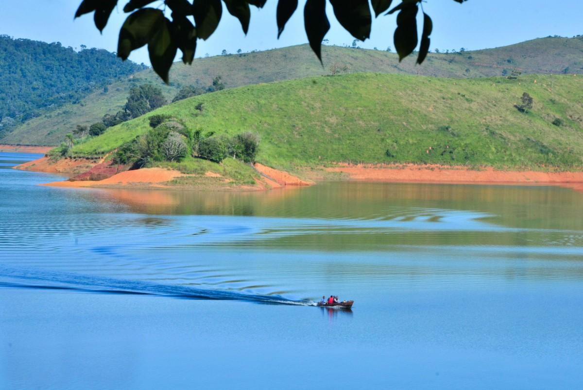 Embarcação atravessa as águas da Represa do Jaguari, em Jacareí, interior de São Paulo, que abastece o Sistema Cantareira, no ano de 2016 (Cedoc/RAC)