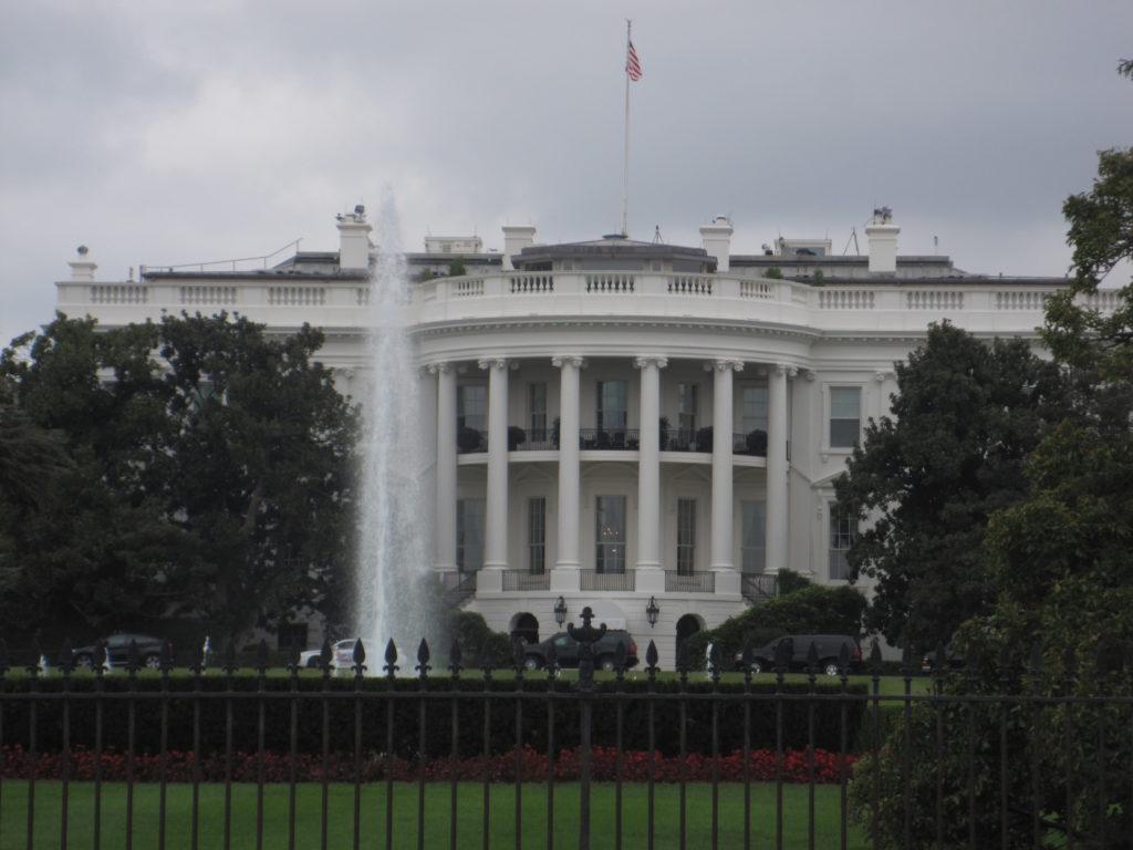 Trump preferiu se encontrar com seus eleitores ao invés de enfrentar a imprensa, que ele não para de criticar, reunida para o famoso jantar dos correspondentes da Casa Branca (Divulgação)