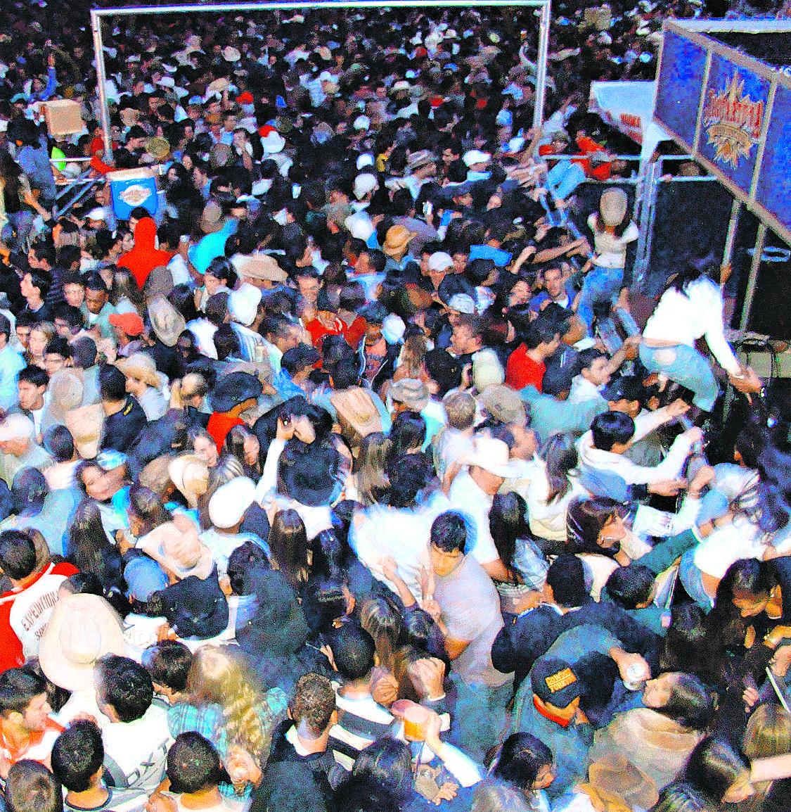 Foto mostra os jovens em desespero buscando saída no dia da tragédia, madrugada de 23 de maio de 2009 (Cedoc/RAC)