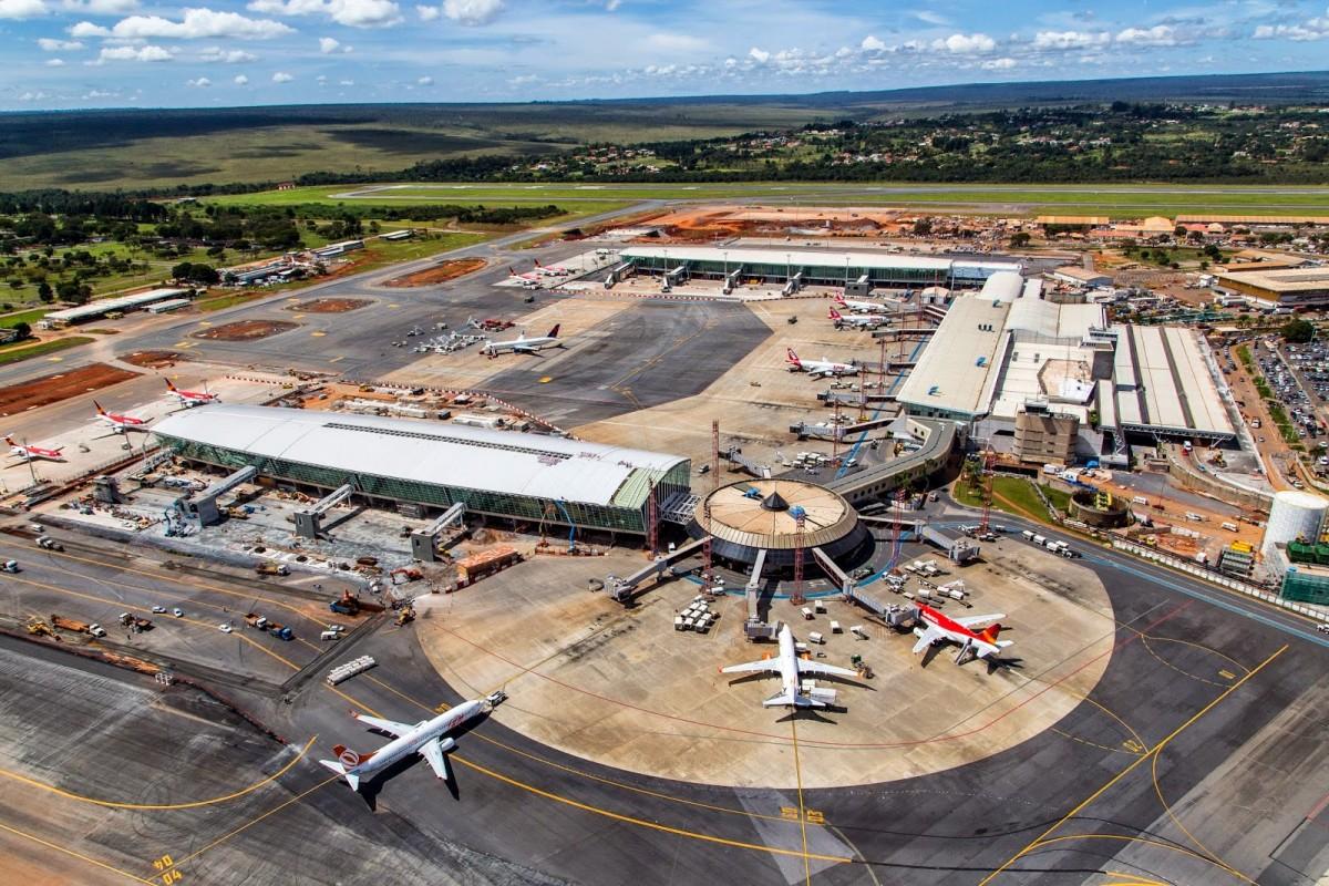 Ela perdeu o voo para Salvador e quase foi atropelada pela aeronave, que teve os procedimentos de taxiamento interrompidos bruscamente pelo piloto. (Tomás Faquini)