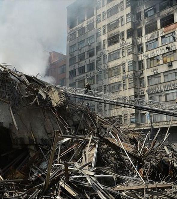 Duas retroescavadeiras retiram material pesado, como ferro retorcido, desde as primeiras horas da manhã. (Rovena Rosa/Agência Brasil)