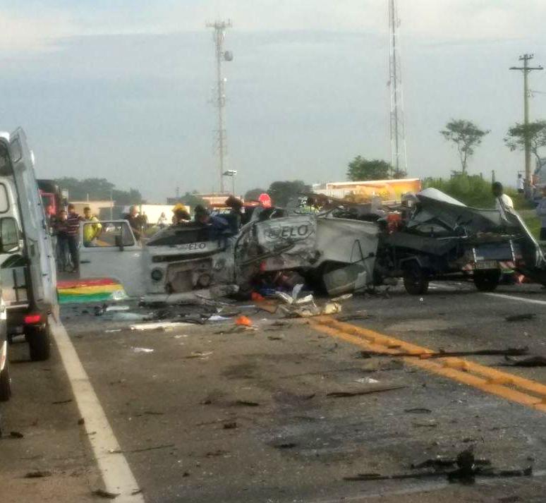 Um dos muitos acidentes graves registrados na SP-101: rodovia que já não comporta mais o fluxo e imprudência dos motoristas explicam os números (Divulgacao)